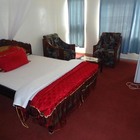 Brisk Hotel Triangle Njeru Екстериор снимка