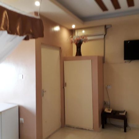 Brisk Hotel Triangle Njeru Екстериор снимка