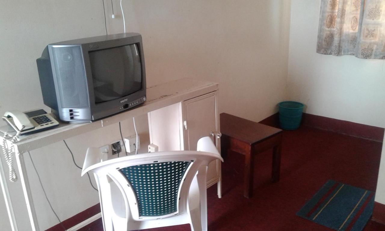 Brisk Hotel Triangle Njeru Екстериор снимка