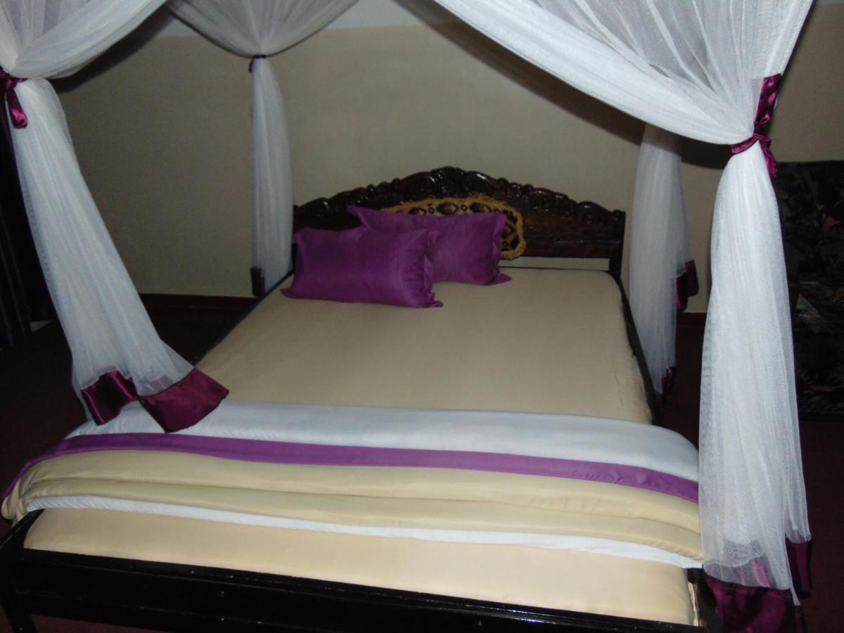 Brisk Hotel Triangle Njeru Екстериор снимка