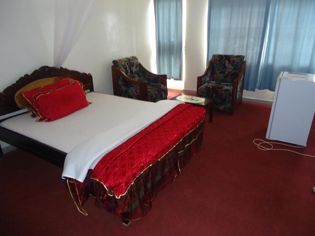 Brisk Hotel Triangle Njeru Екстериор снимка