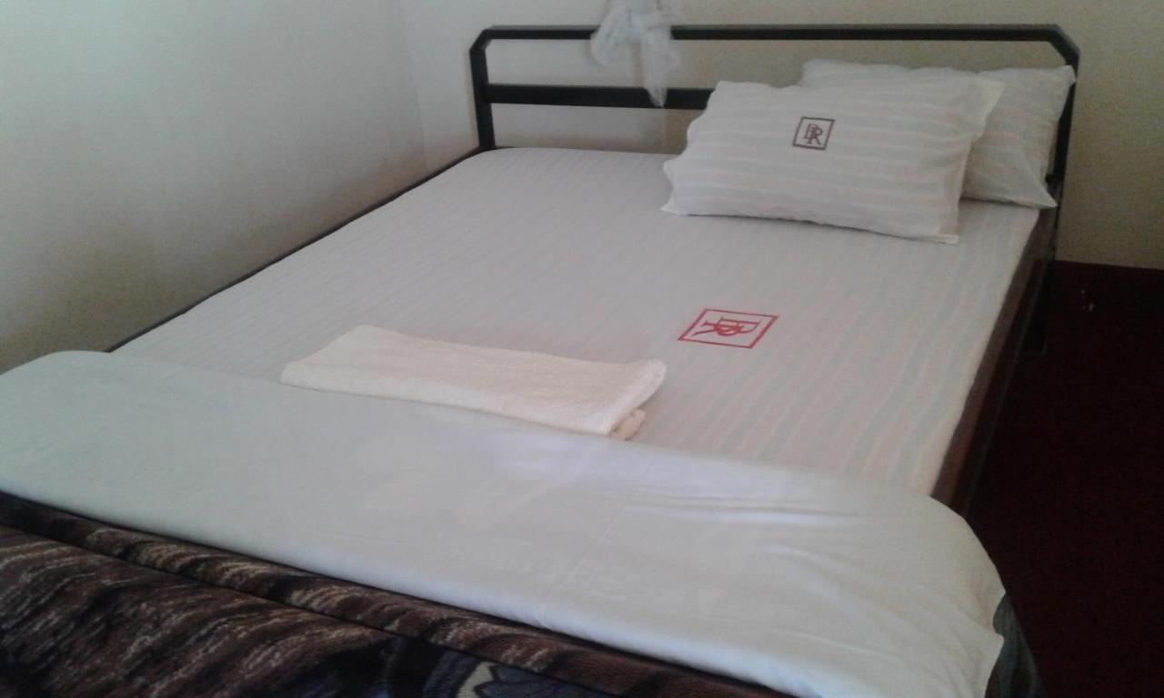 Brisk Hotel Triangle Njeru Екстериор снимка