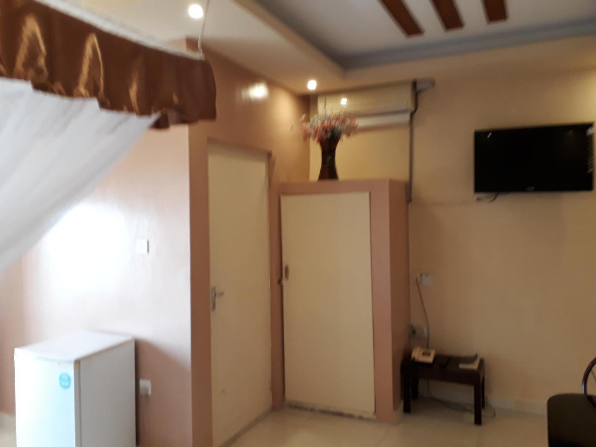 Brisk Hotel Triangle Njeru Екстериор снимка