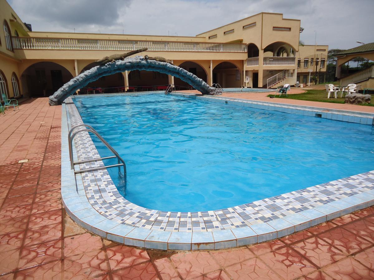 Brisk Hotel Triangle Njeru Екстериор снимка