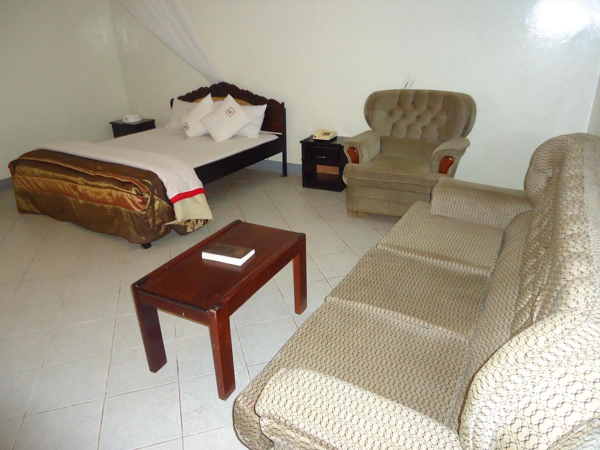 Brisk Hotel Triangle Njeru Екстериор снимка