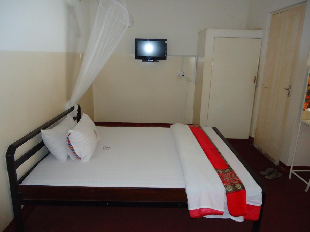 Brisk Hotel Triangle Njeru Екстериор снимка