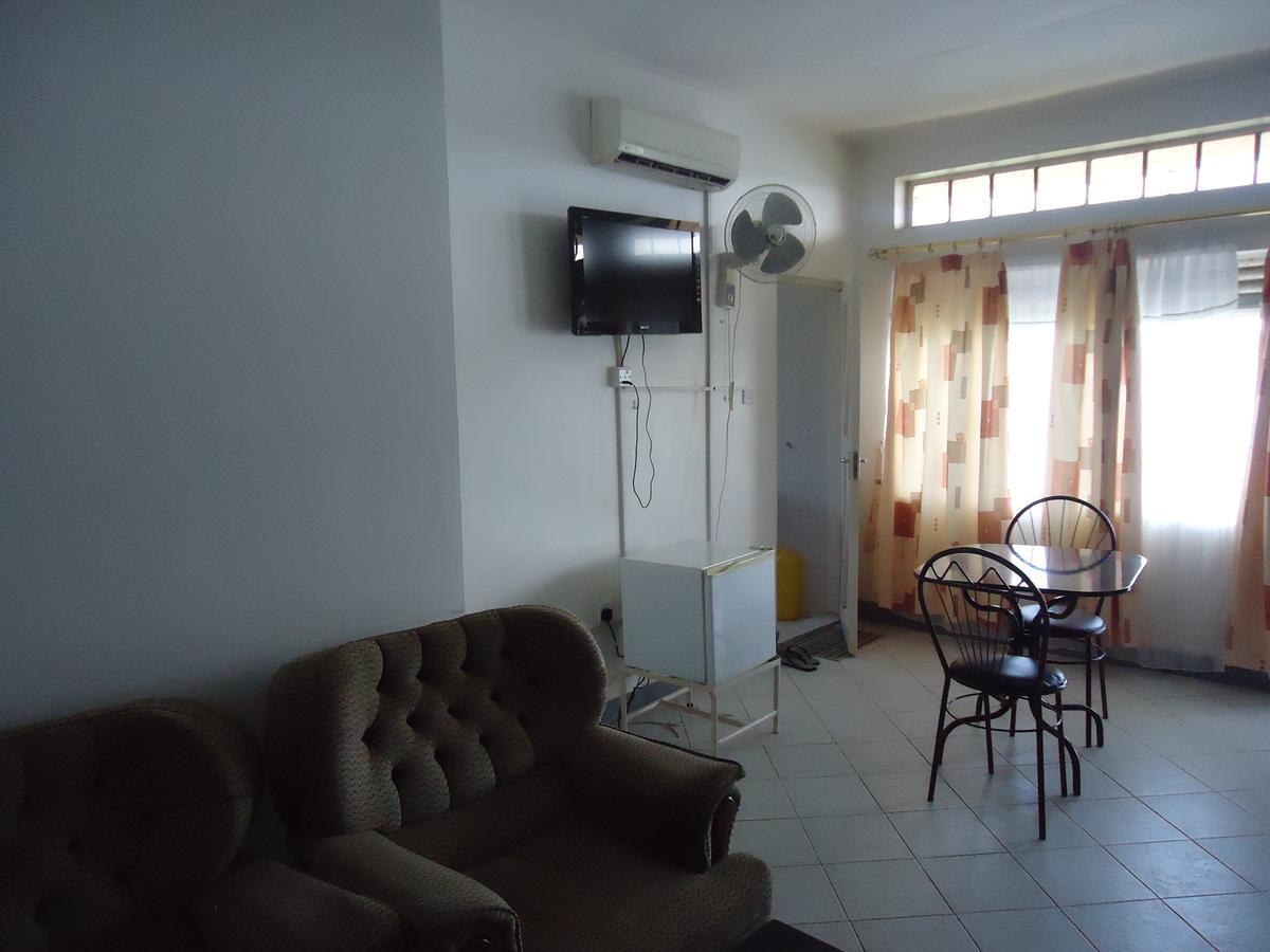 Brisk Hotel Triangle Njeru Екстериор снимка