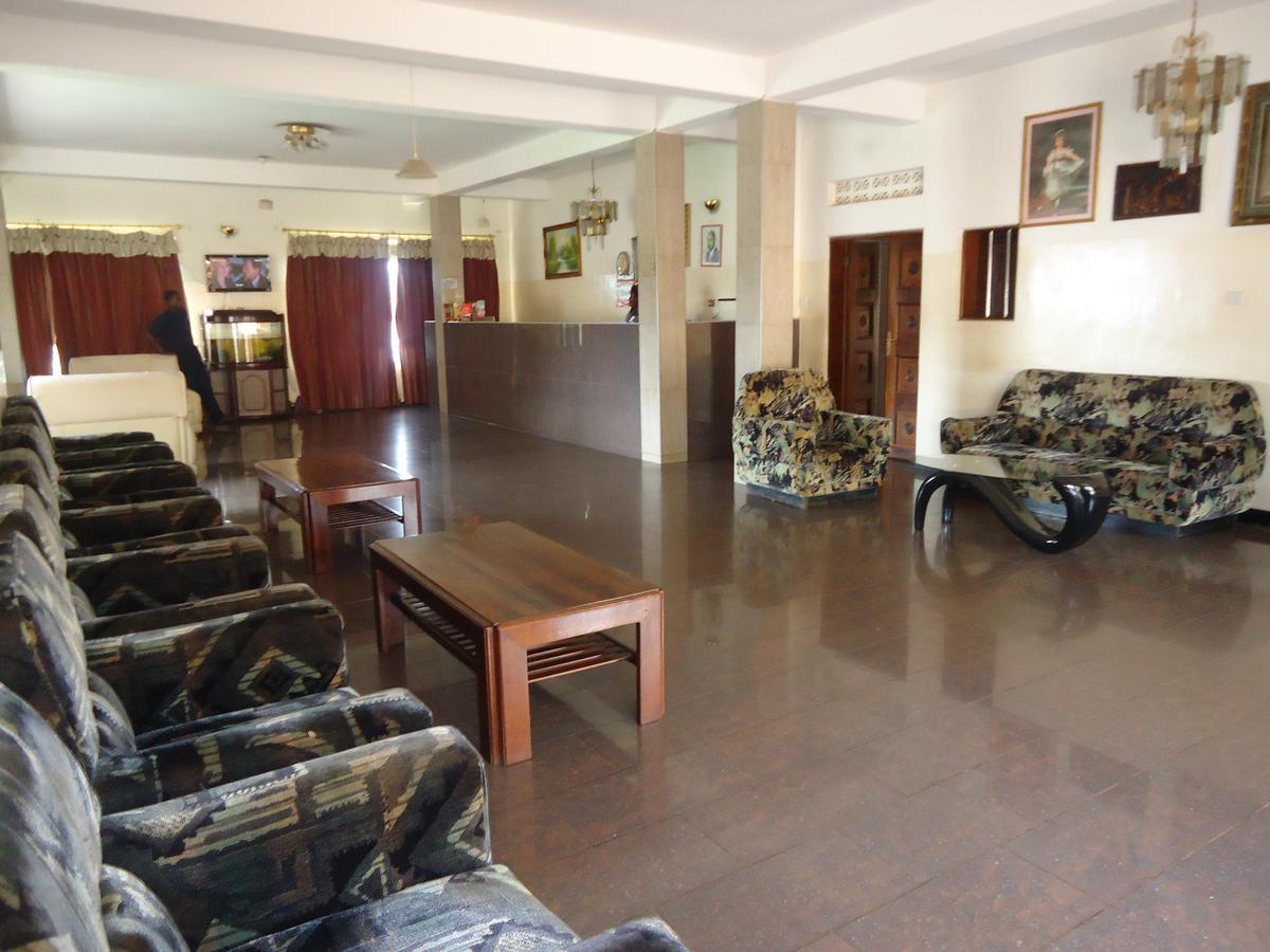 Brisk Hotel Triangle Njeru Екстериор снимка