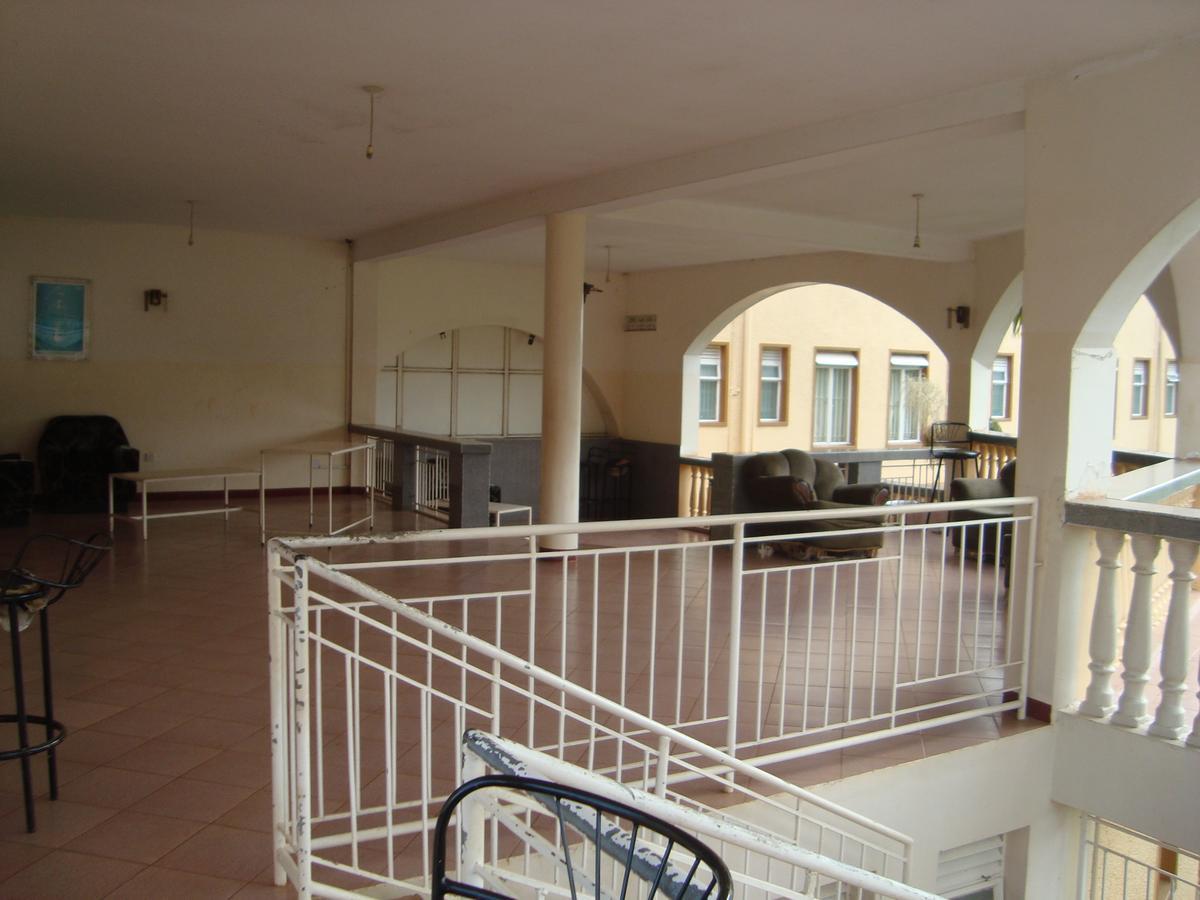 Brisk Hotel Triangle Njeru Екстериор снимка
