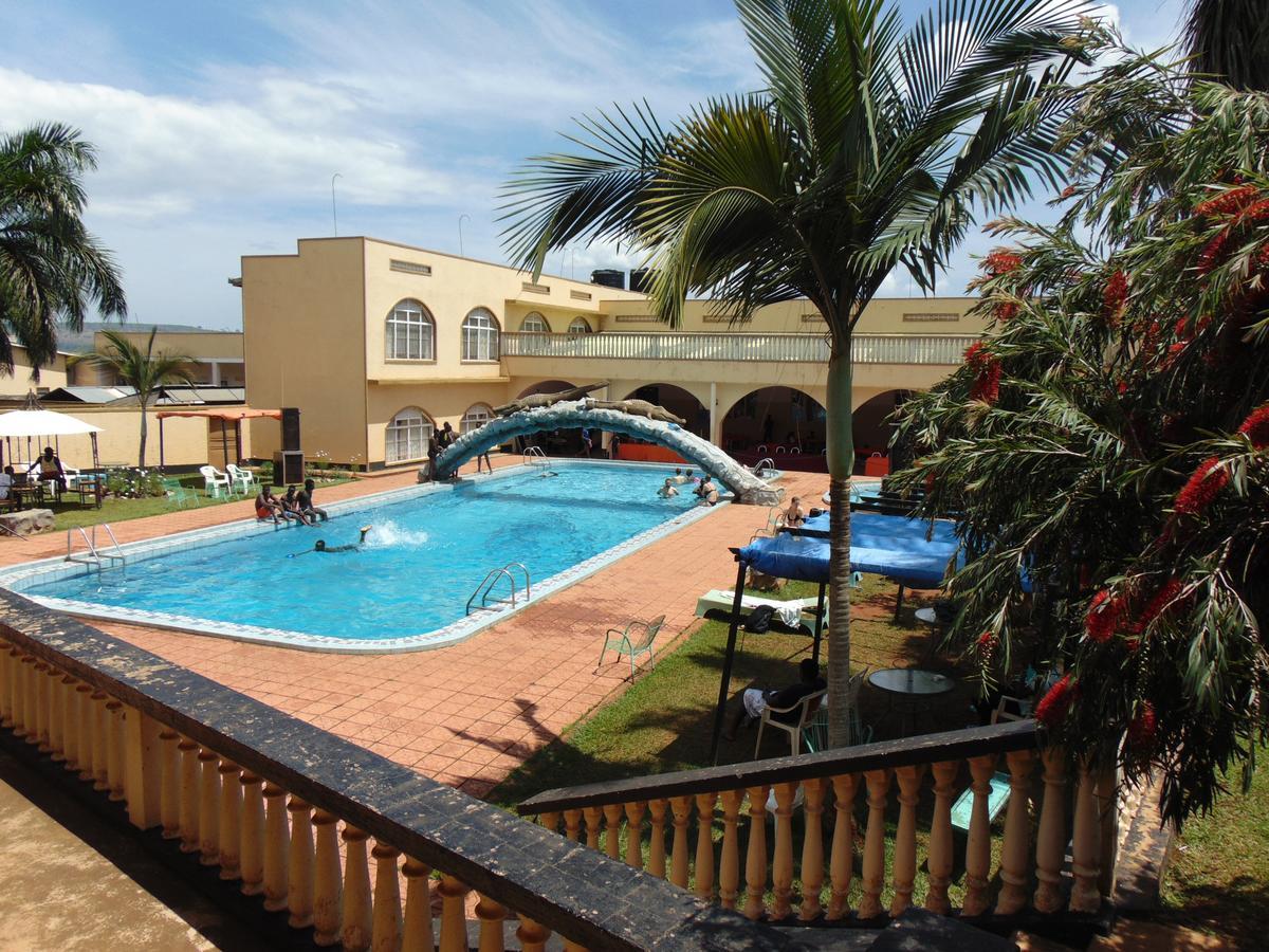 Brisk Hotel Triangle Njeru Екстериор снимка
