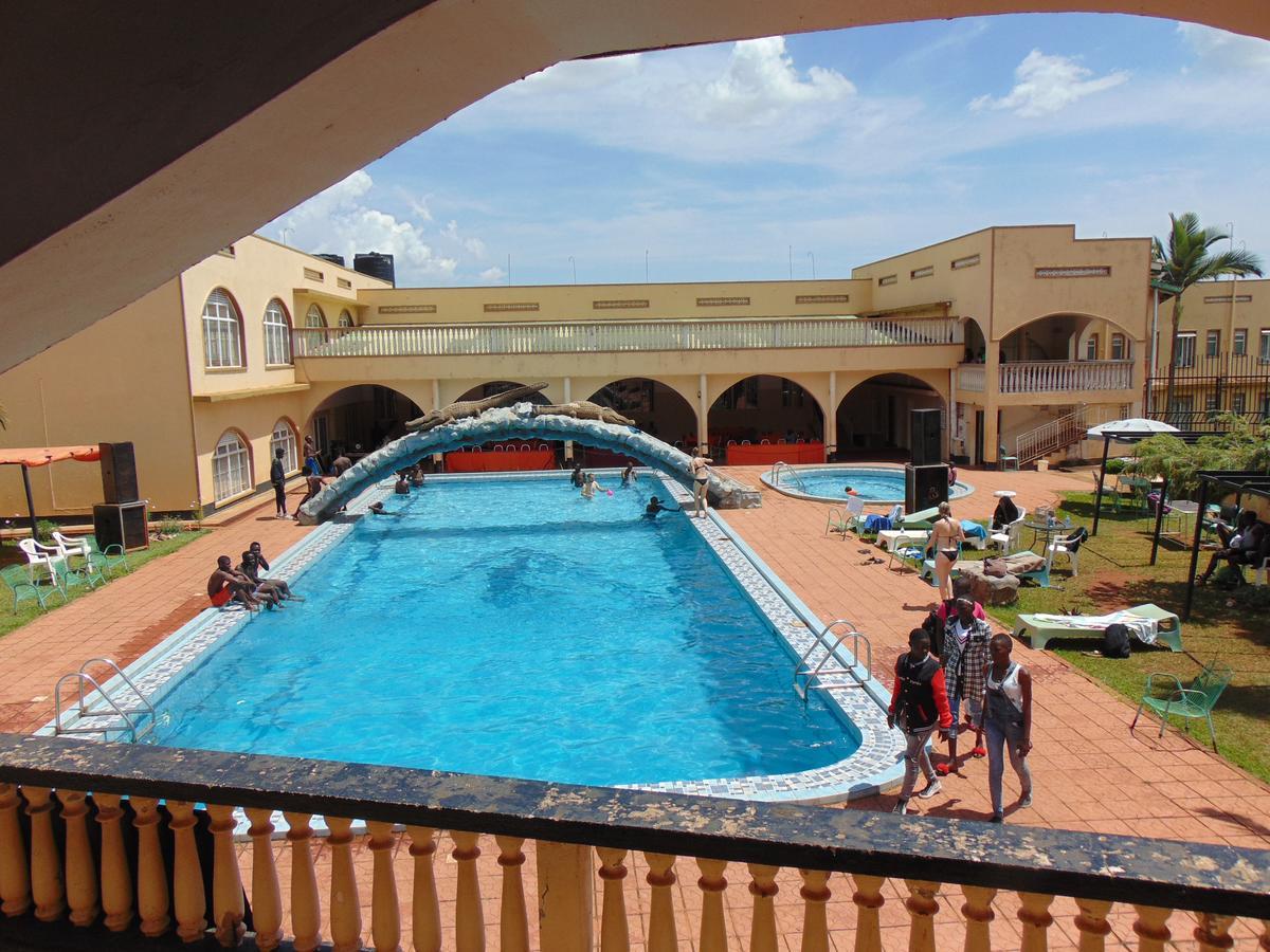Brisk Hotel Triangle Njeru Екстериор снимка