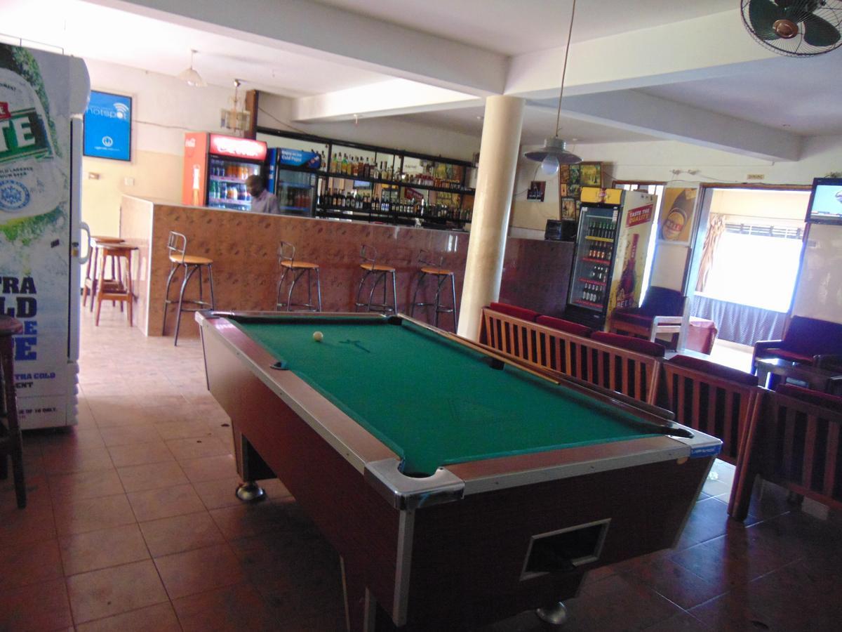 Brisk Hotel Triangle Njeru Екстериор снимка