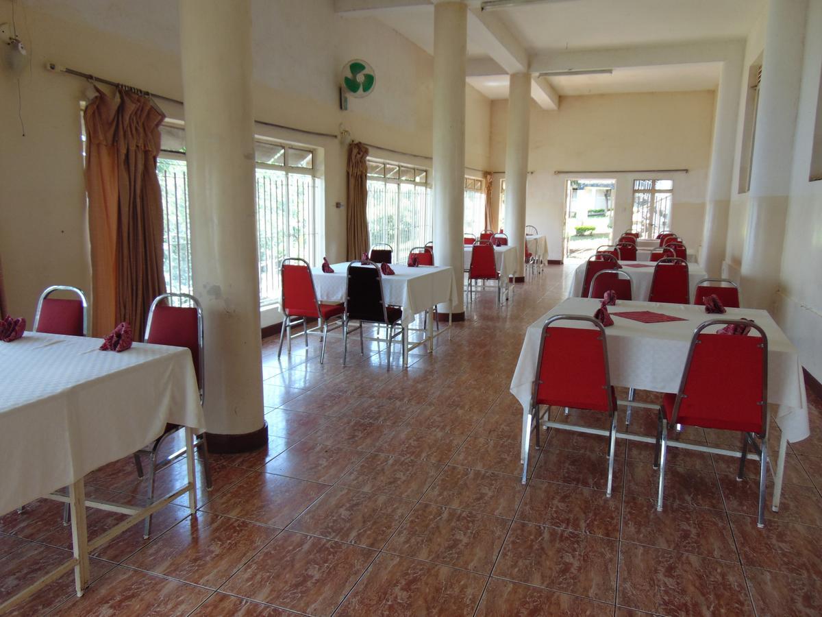 Brisk Hotel Triangle Njeru Екстериор снимка