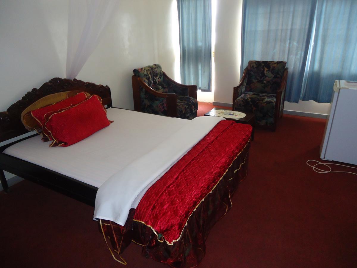 Brisk Hotel Triangle Njeru Екстериор снимка