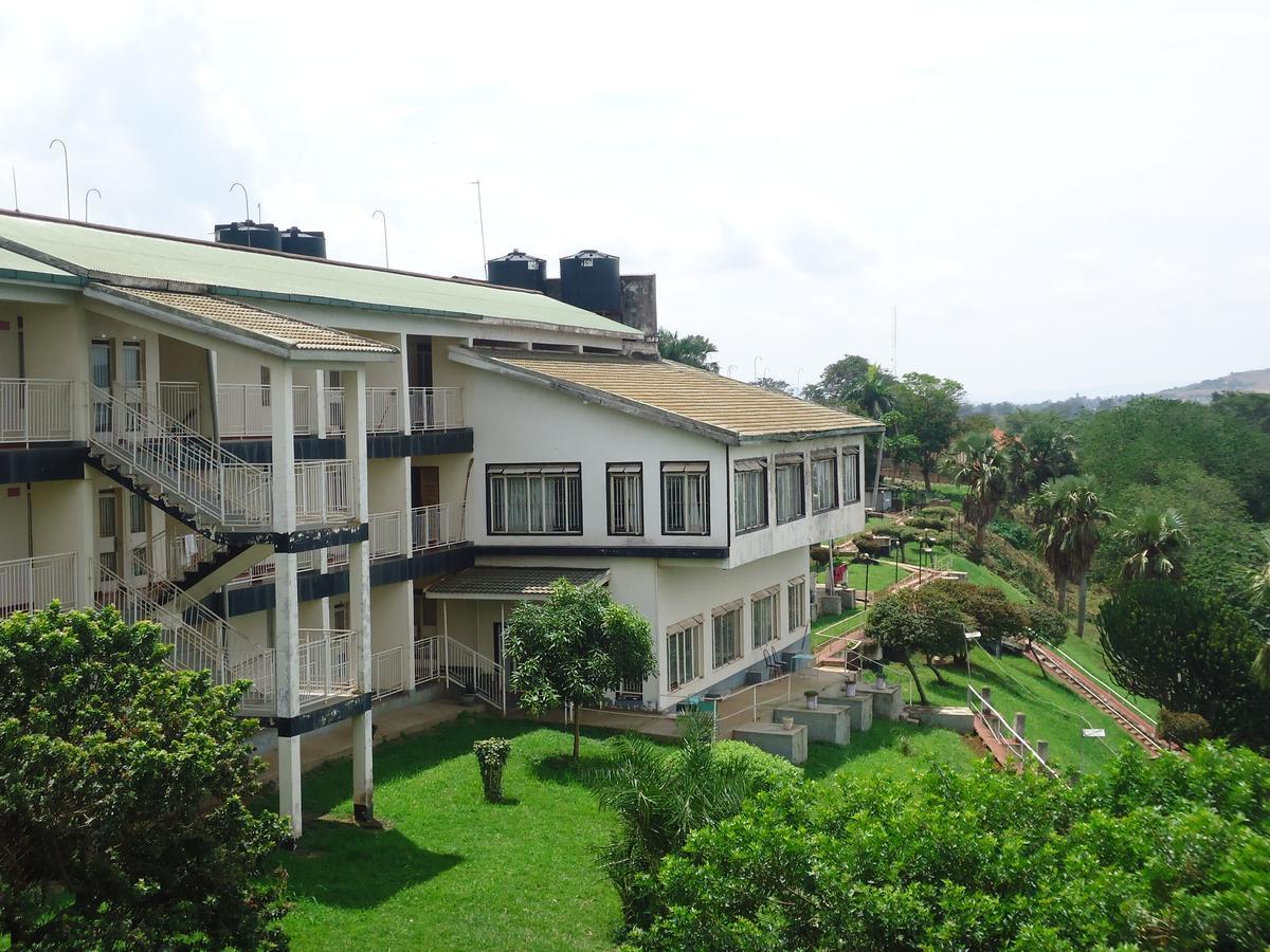 Brisk Hotel Triangle Njeru Екстериор снимка
