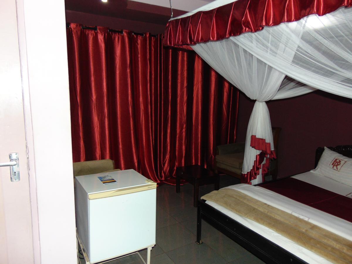 Brisk Hotel Triangle Njeru Екстериор снимка