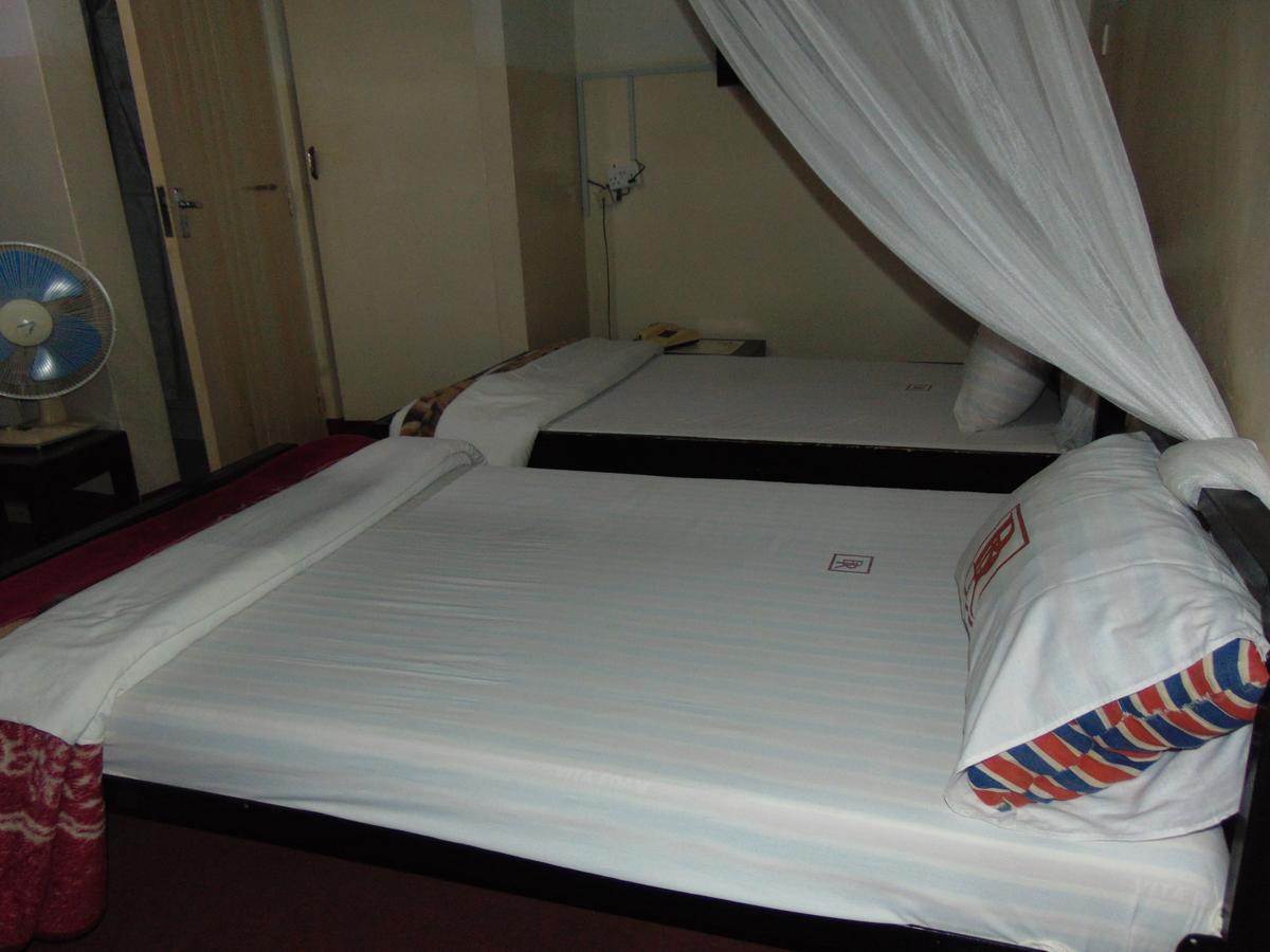 Brisk Hotel Triangle Njeru Екстериор снимка