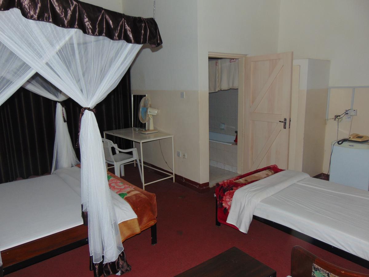Brisk Hotel Triangle Njeru Екстериор снимка
