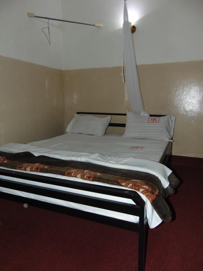 Brisk Hotel Triangle Njeru Екстериор снимка