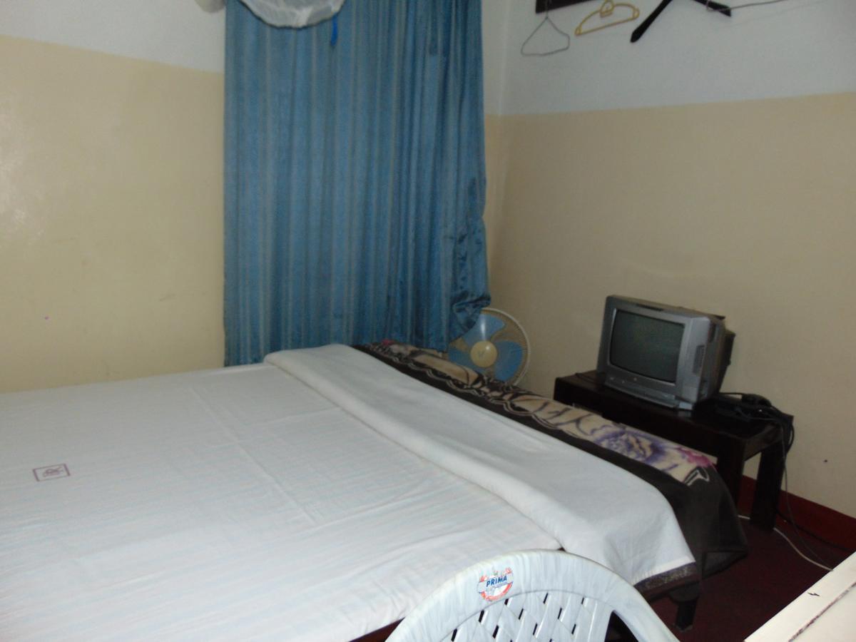Brisk Hotel Triangle Njeru Екстериор снимка