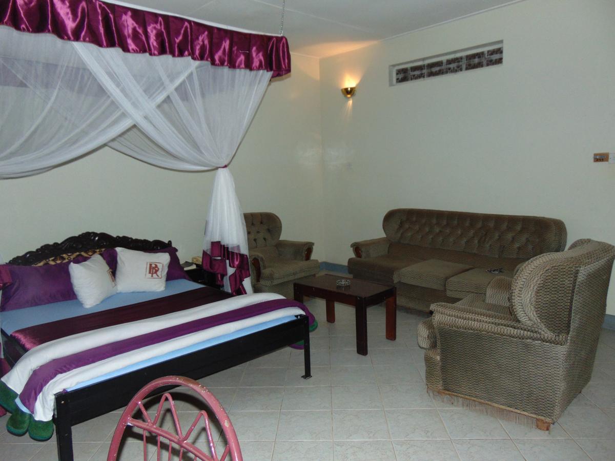 Brisk Hotel Triangle Njeru Екстериор снимка