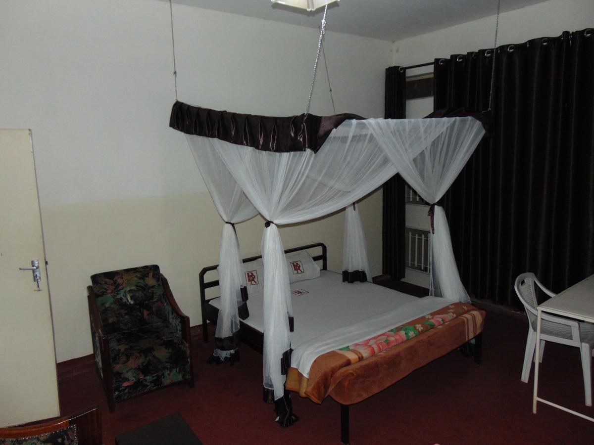 Brisk Hotel Triangle Njeru Екстериор снимка