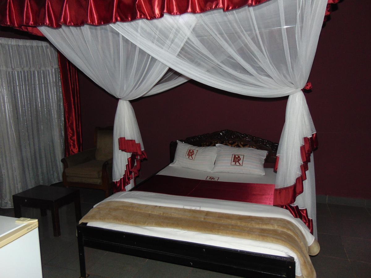 Brisk Hotel Triangle Njeru Екстериор снимка
