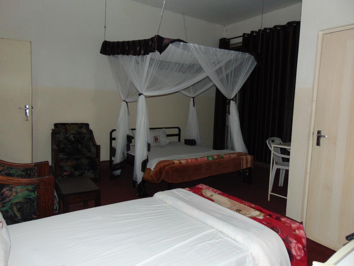 Brisk Hotel Triangle Njeru Екстериор снимка