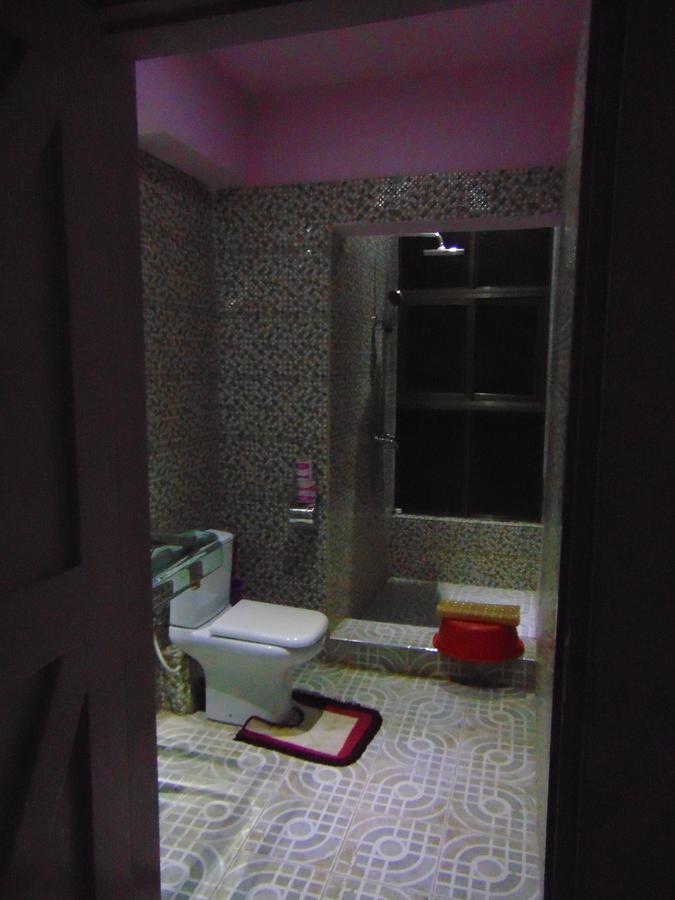Brisk Hotel Triangle Njeru Екстериор снимка