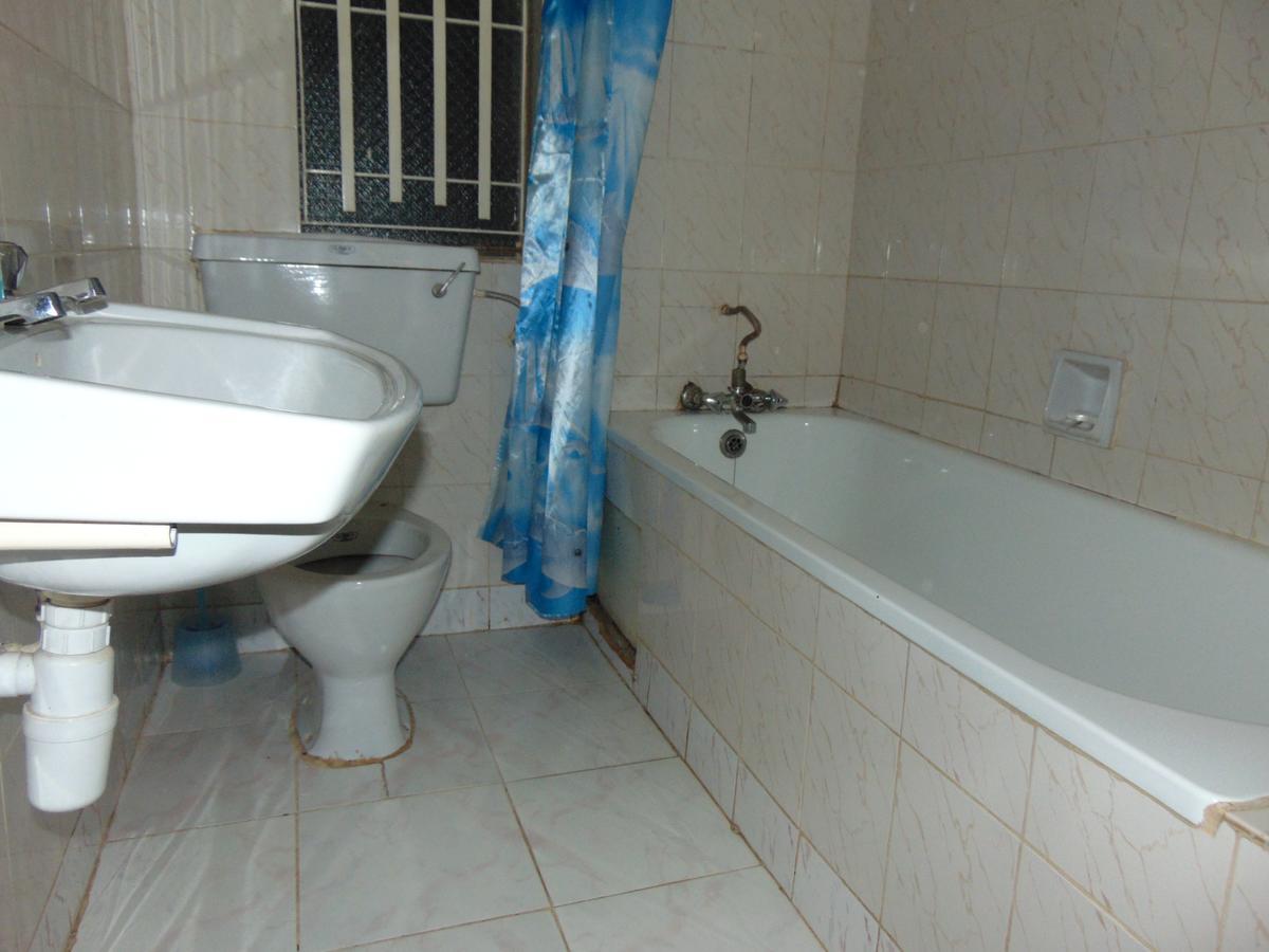 Brisk Hotel Triangle Njeru Екстериор снимка