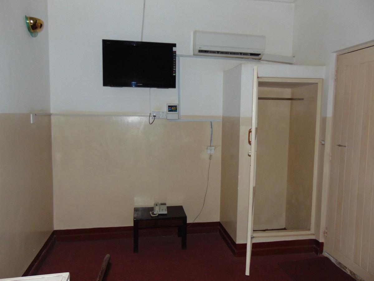Brisk Hotel Triangle Njeru Екстериор снимка