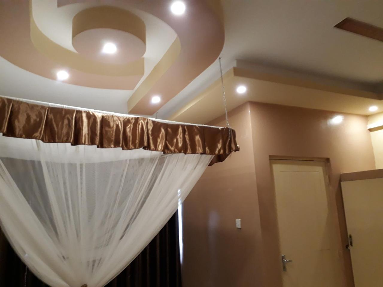 Brisk Hotel Triangle Njeru Екстериор снимка