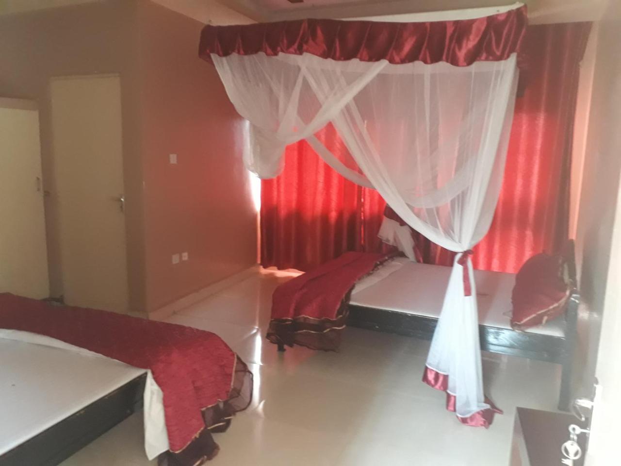 Brisk Hotel Triangle Njeru Екстериор снимка