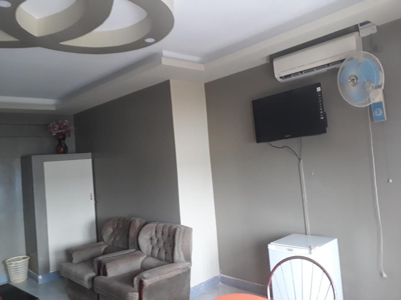 Brisk Hotel Triangle Njeru Екстериор снимка