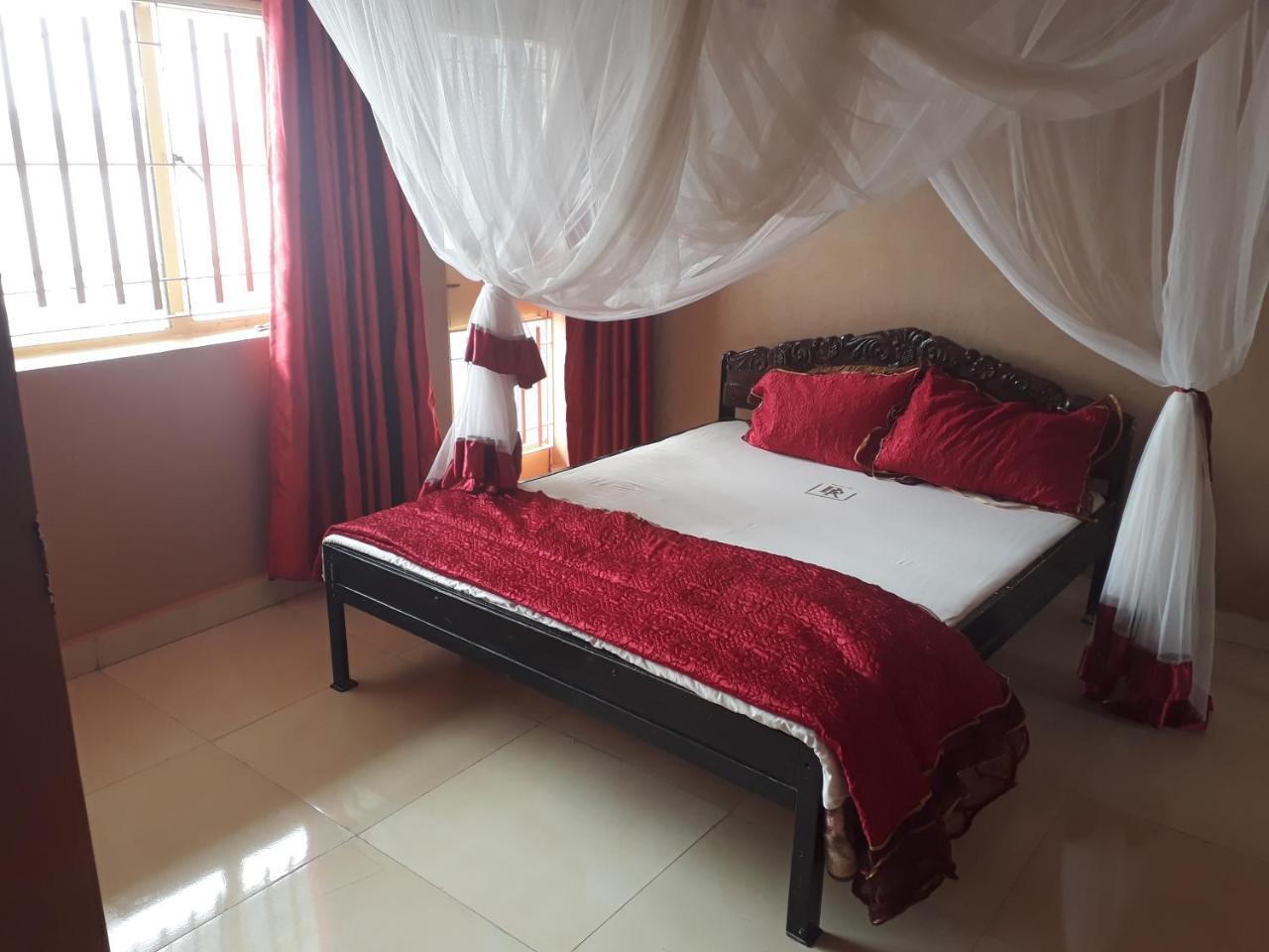 Brisk Hotel Triangle Njeru Екстериор снимка