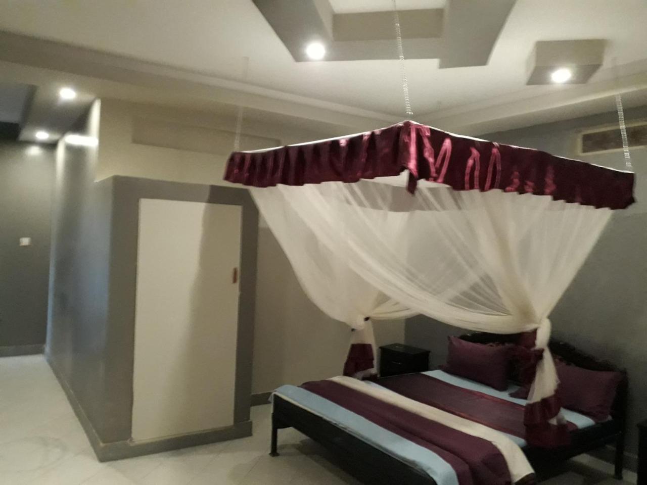 Brisk Hotel Triangle Njeru Екстериор снимка