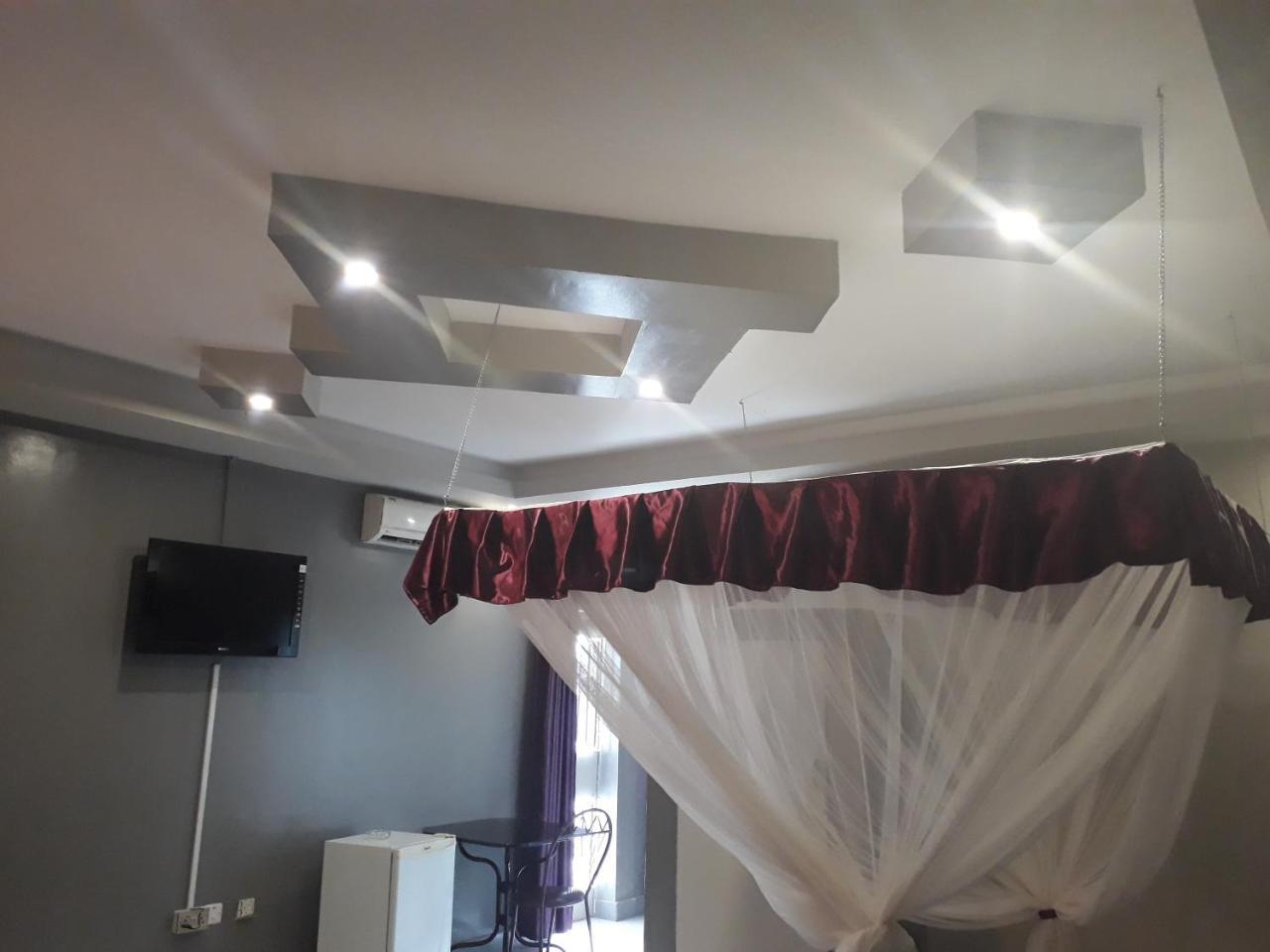 Brisk Hotel Triangle Njeru Екстериор снимка